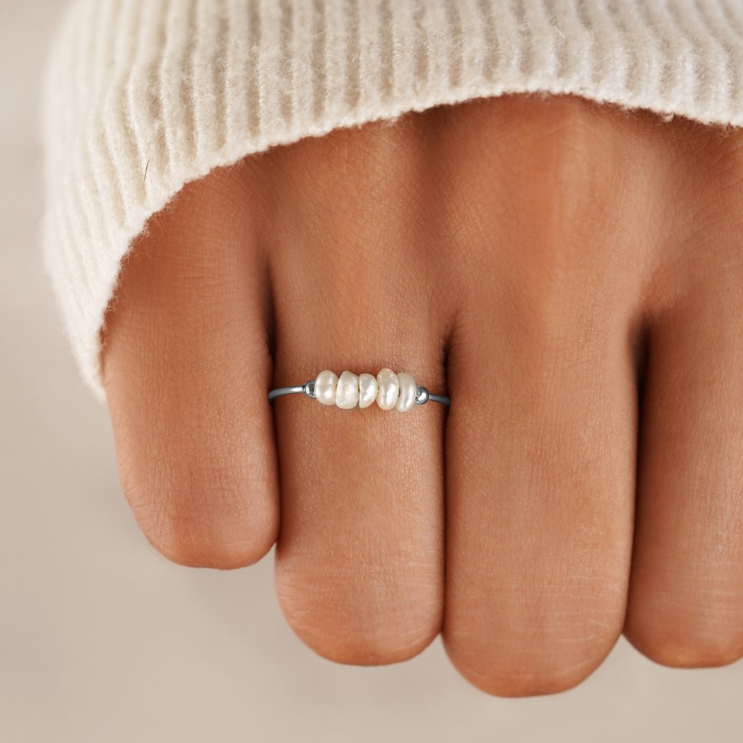 Silver ring with classic freshwater pearls