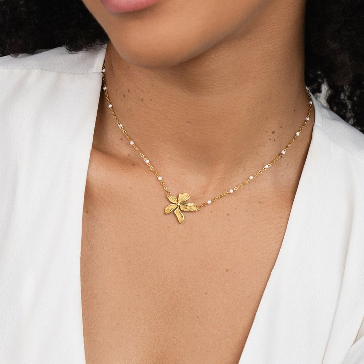 Elegant Gold Necklace with Flowers