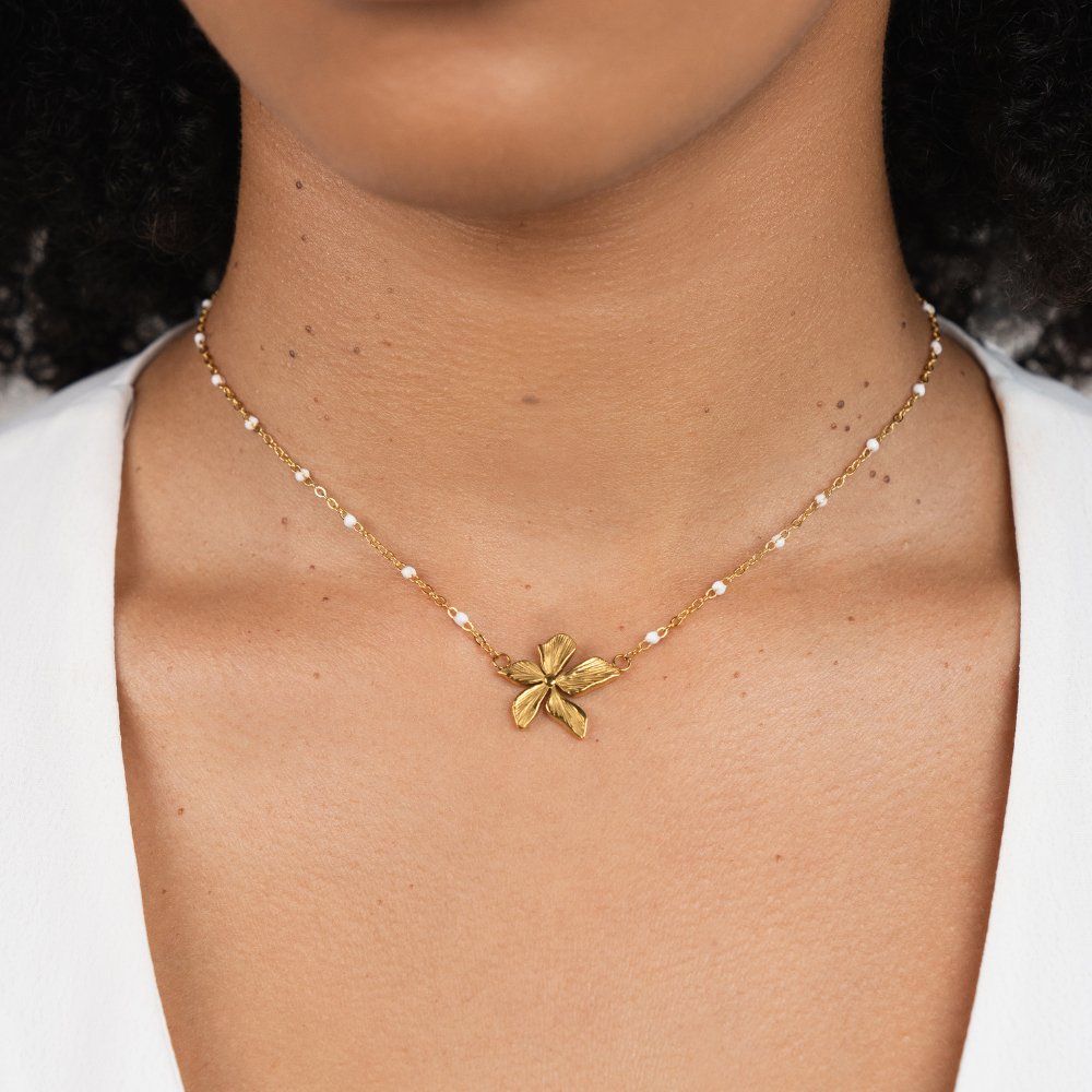 Elegant Gold Necklace with Flowers